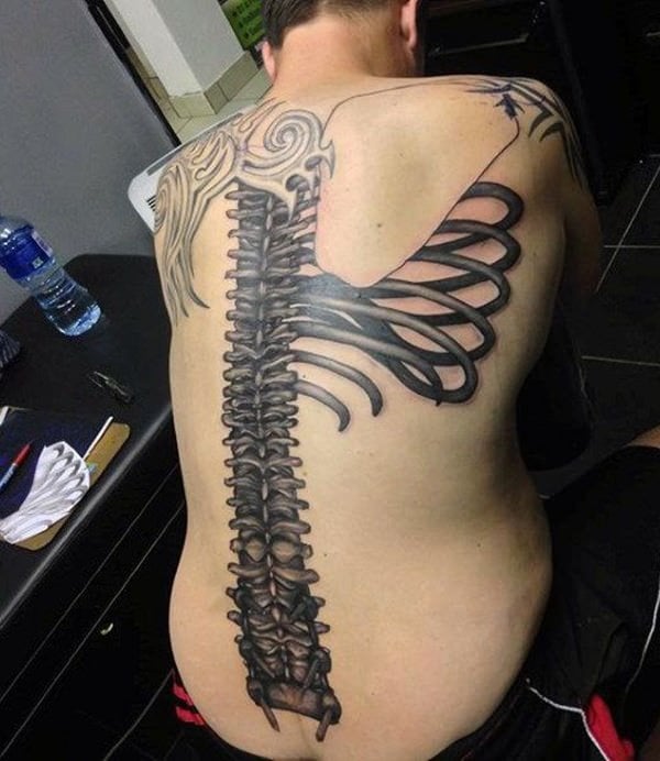 tatuagem coluna vertebral 151