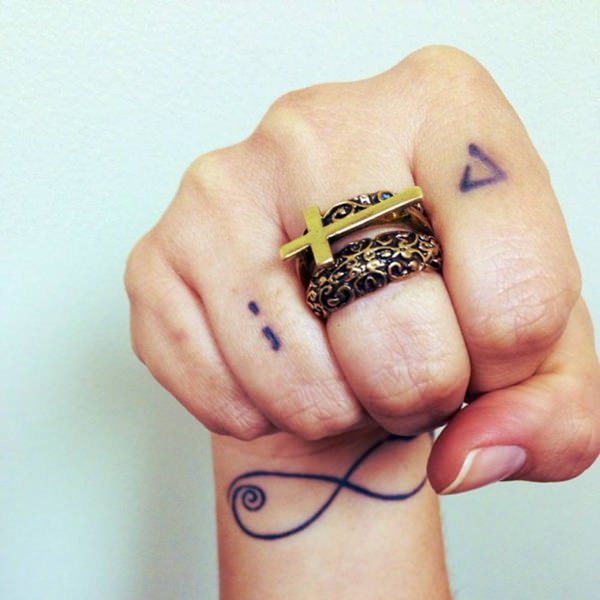 85 tatuagens para os dedos: Tipo, significados e conselhos
