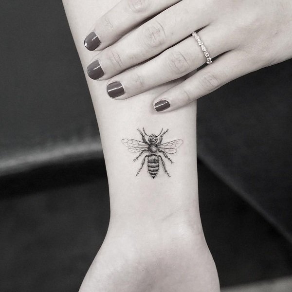 tatuagem abelha 298