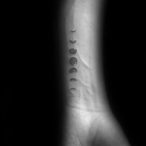 74 tatuagens das fases da lua (com o significado)