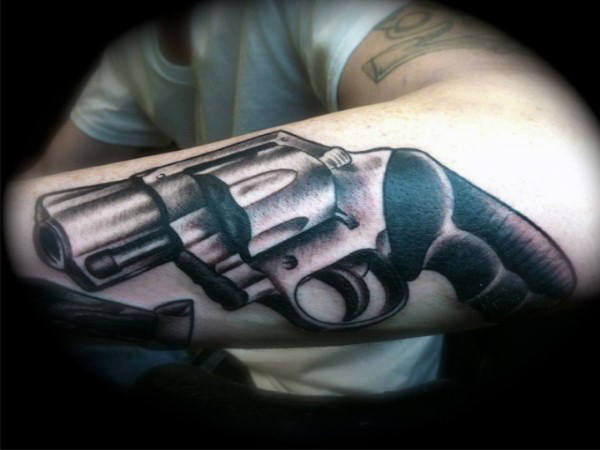 tatuagem pistola 67