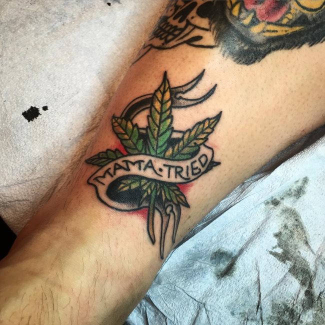 75 tatuagens de cannabis ou marijuana (com o seu significado)