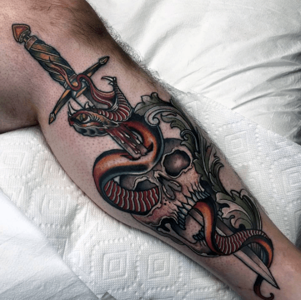 45 tatuagens de uma serpente com um punhal: Simbologia e significado